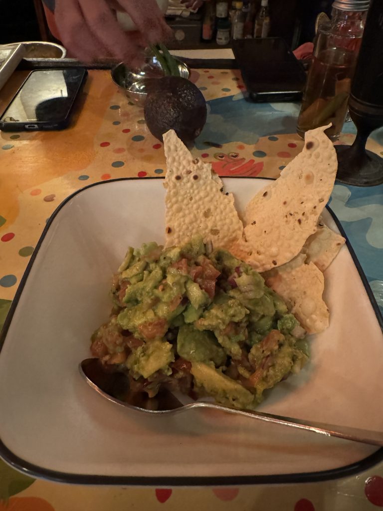 スパイスワカモレ 豆せんべい添え