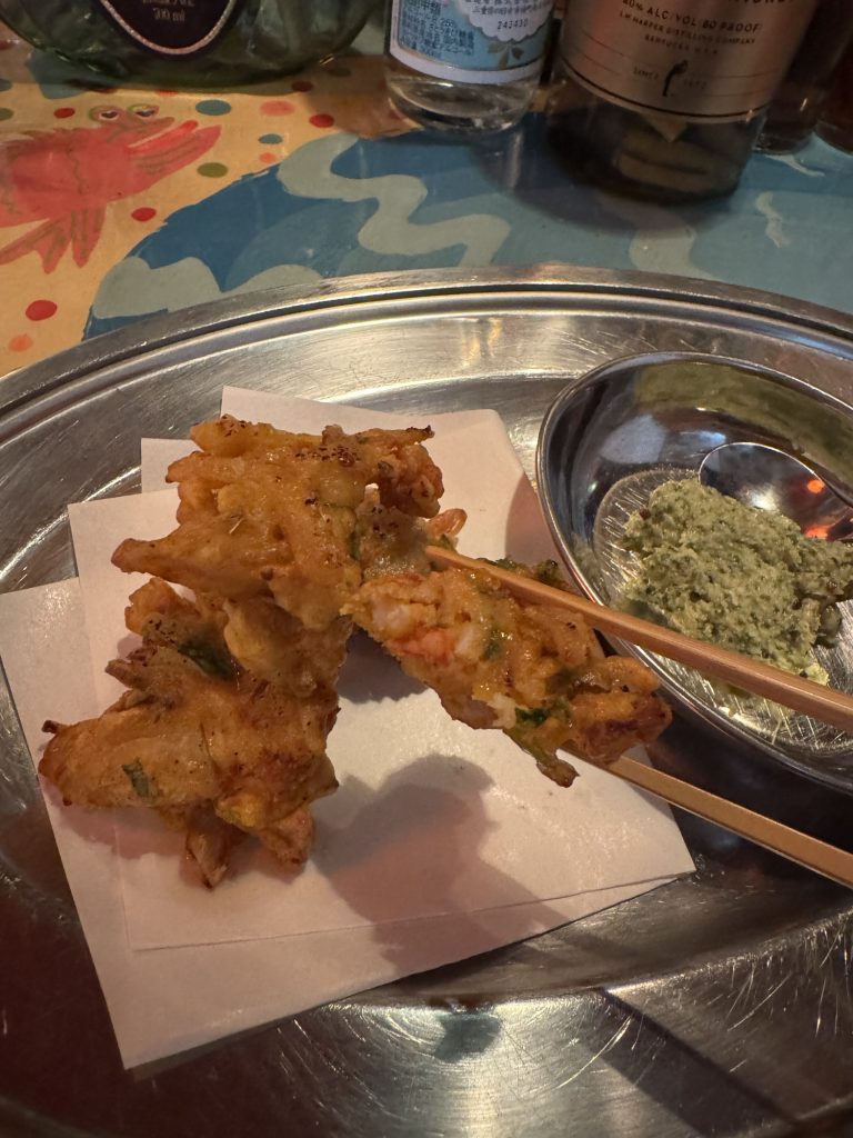 海老のエスニックチリかき揚げとグリーンチャツネ