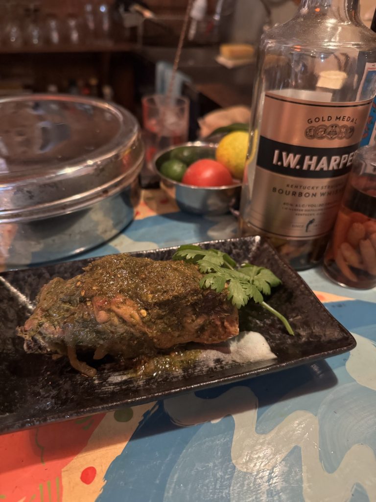 パクチーソースで食べるスパイススペアリブ(ポークカフレアル)