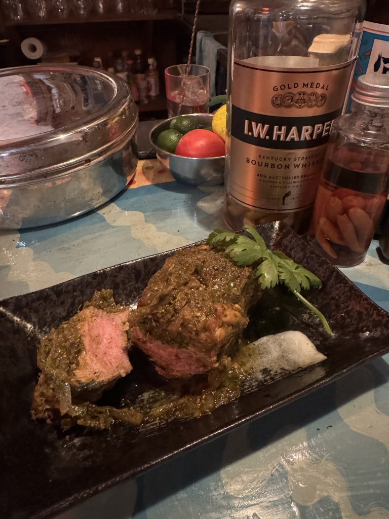 パクチーソースで食べるスパイススペアリブ(ポークカフレアル)