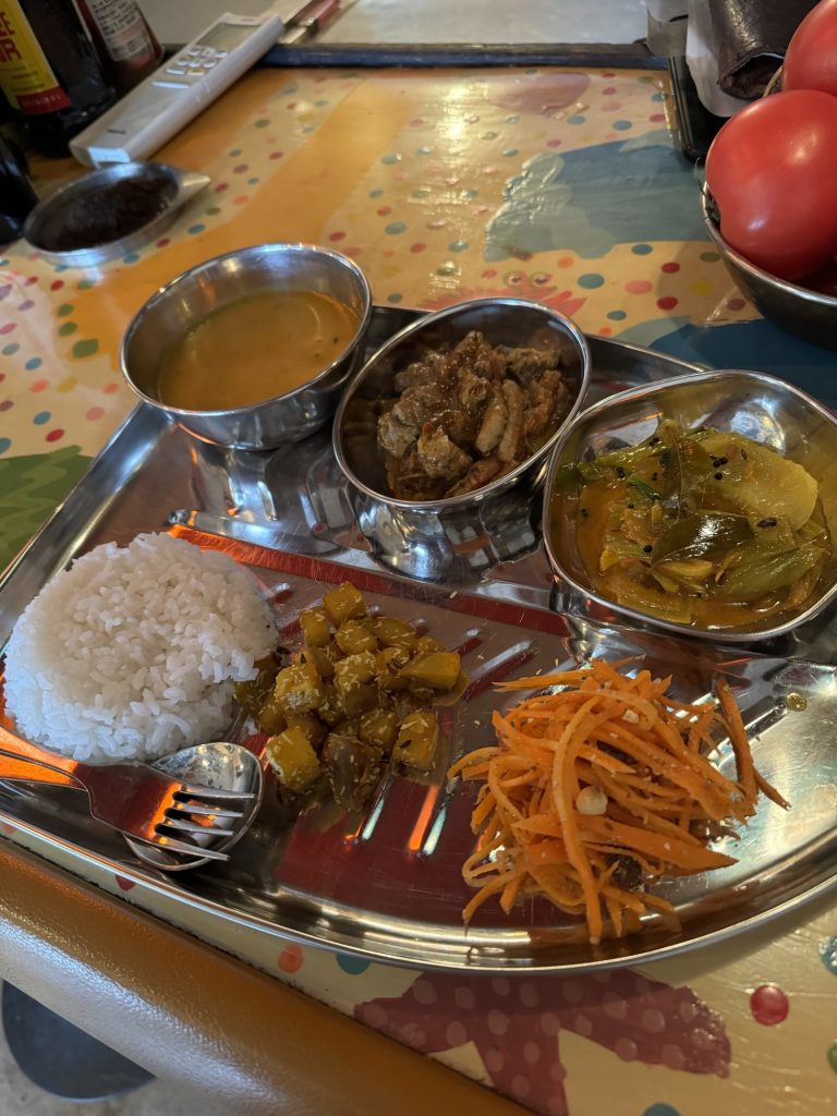 スペアリブとモツのビンダルー