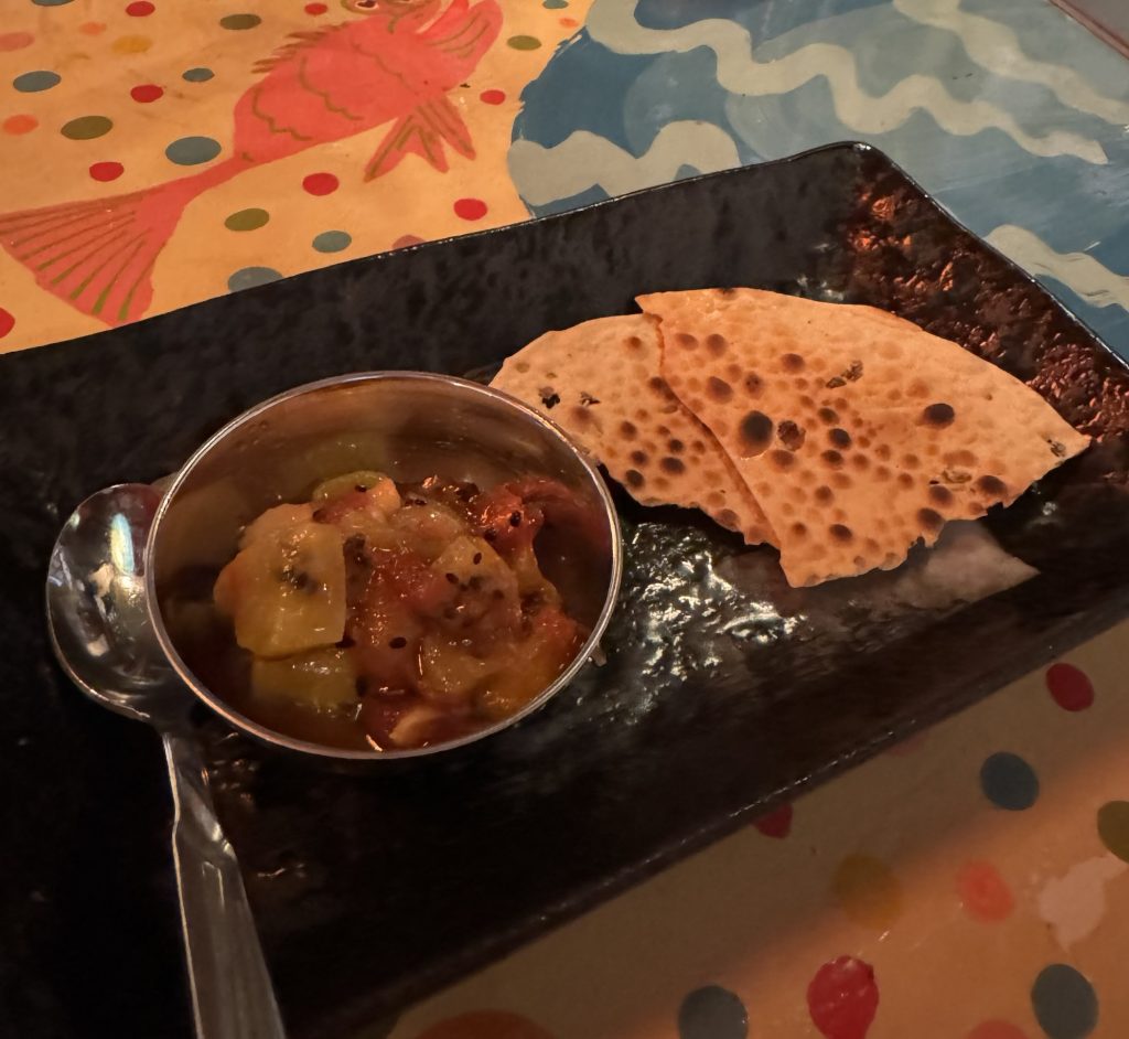 キウイとトマトとカシューナッツのチャツネ 豆せんべい添え