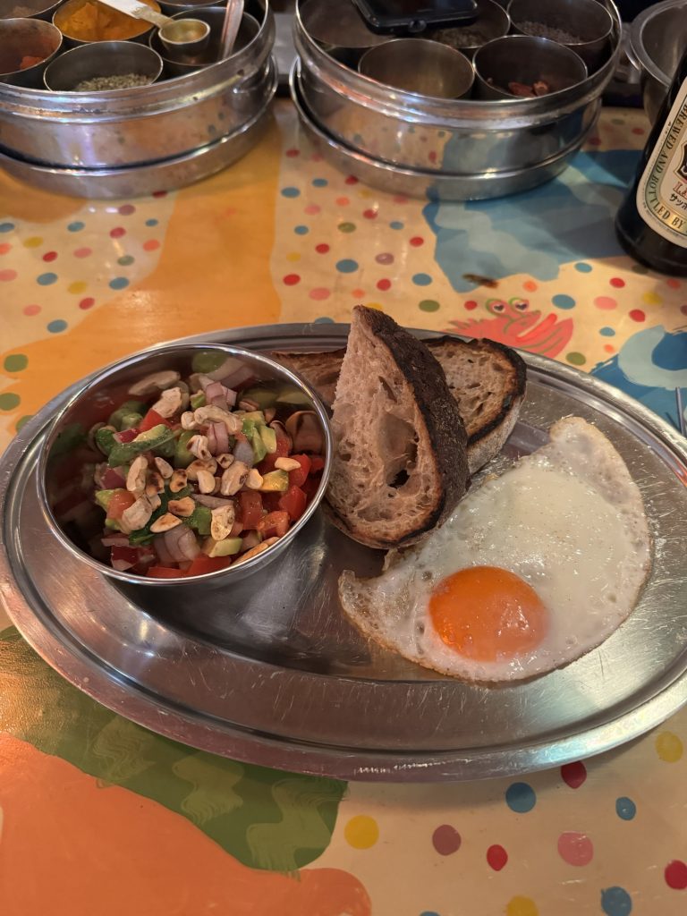 ローストしたカシューナッツとアボカドのサラダ