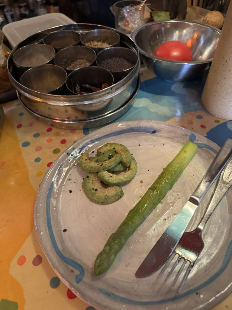 旬アスパラとアボカドのバターソテー