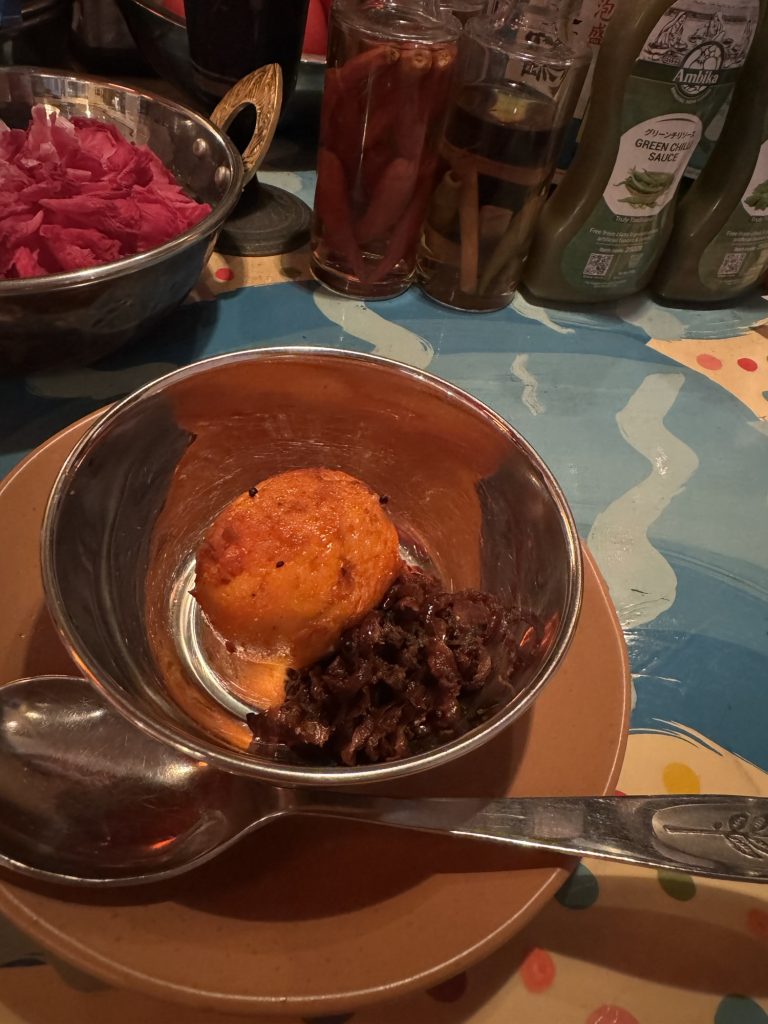 ムッタイワルワル(ゆで卵とジンジャーガーリックペーストのスパイス炒め)