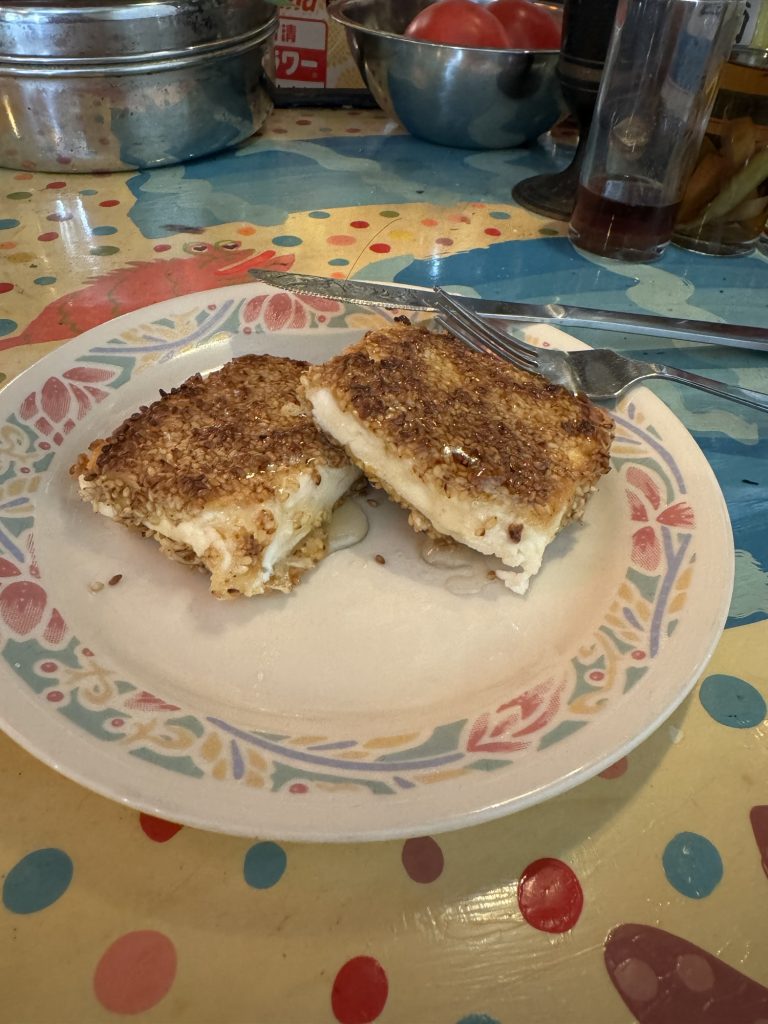 サガナキ(フェタチーズの白胡麻フライはちみつ)