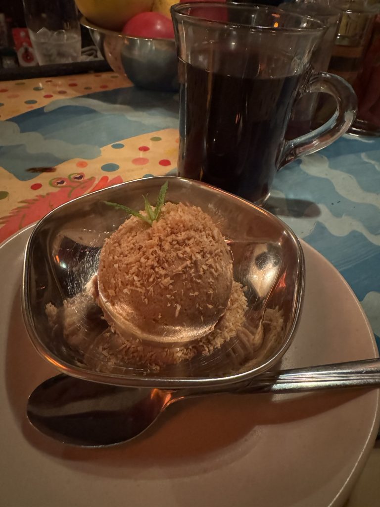 自家製チャイアイスクリーム ローストココナッツパウダーがけ