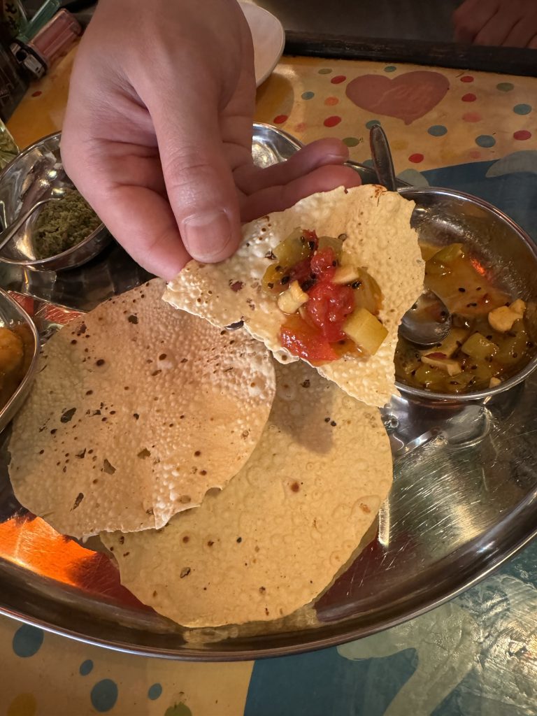 パパド(豆せんべい)とチャツネの3種盛り