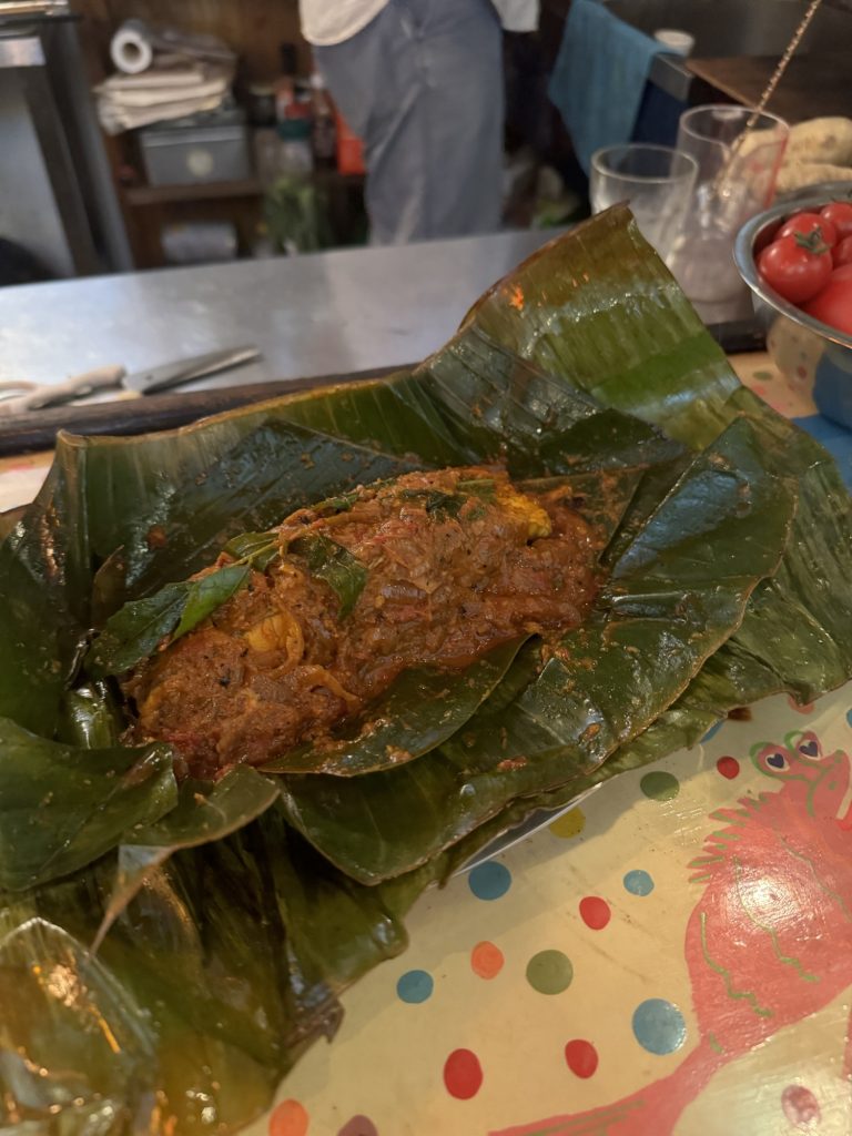 ミーンポリチャットゥ(魚のバナナリーフ包み蒸し)
