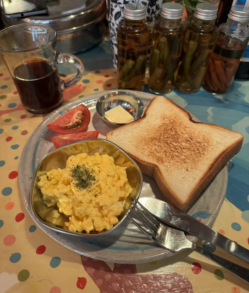 トーストとふわふわスクランブルエッグ。