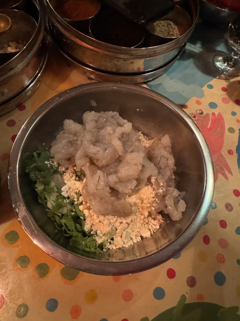 海老のエスニックチリかき揚げとグリーンチャツネ