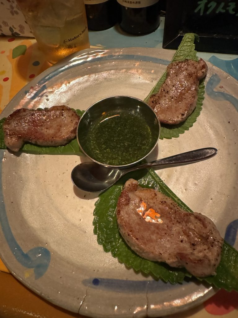 えごまの葉で包んだエスニックミントソース豚ヒレ