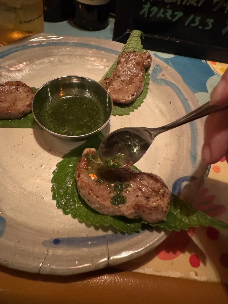 えごまの葉で包んだエスニックミントソース豚ヒレ