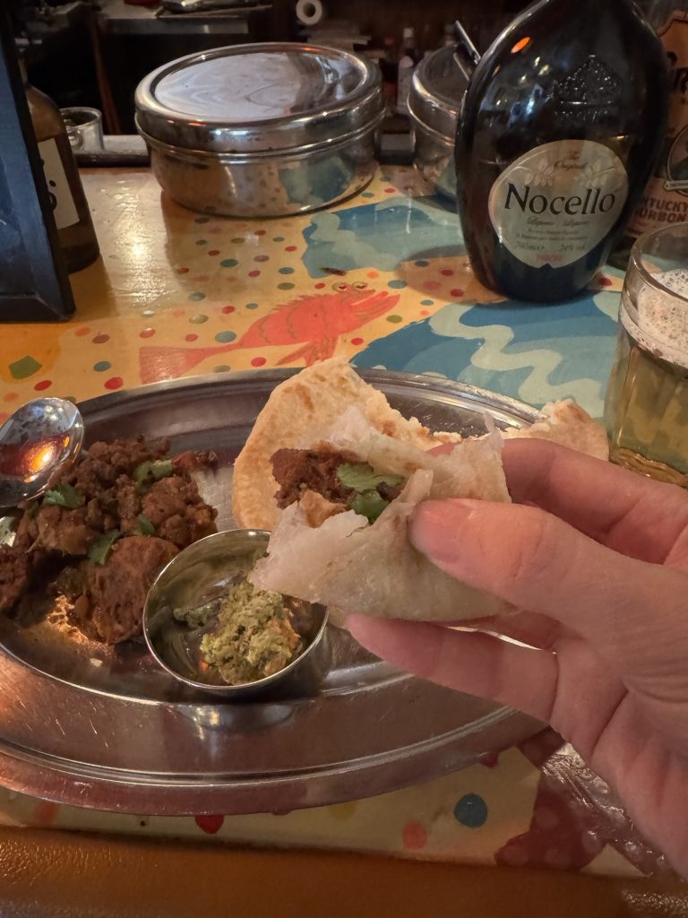 チキンペッパーフライとパロタ