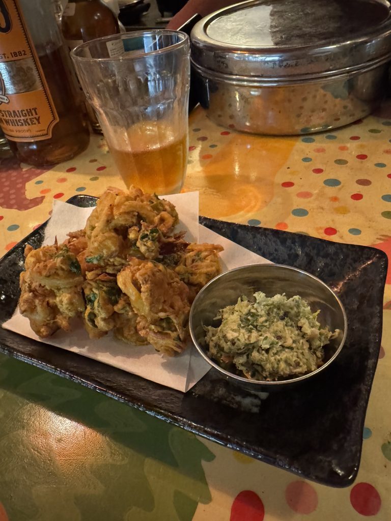 海老と玉ねぎと青唐辛子のスパイスかき揚げ(パコラ)