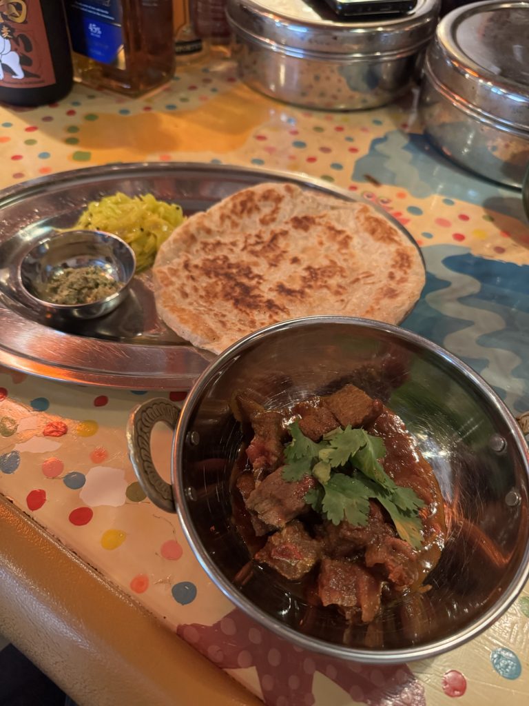 ビーフカリとグリーンチャツネとパロタ