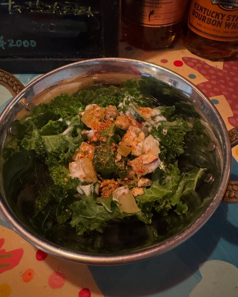 自家製デュカとキウイとケールのサラダ