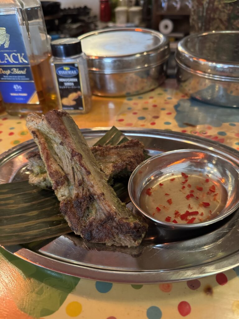 ミントとレモングラスのインドシナ風スペアリブマリネとヌクチャム