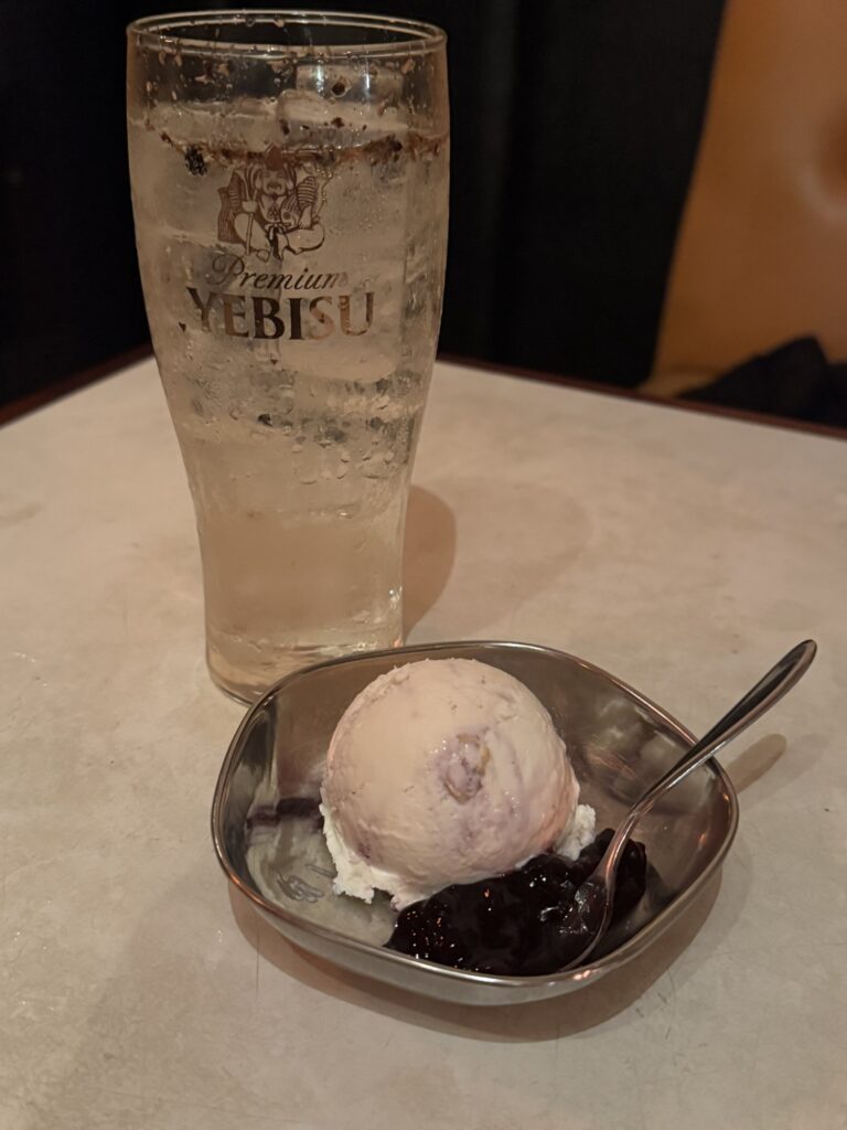 自家製ブルーベリーヨーグルトとカシューナッツのアイス