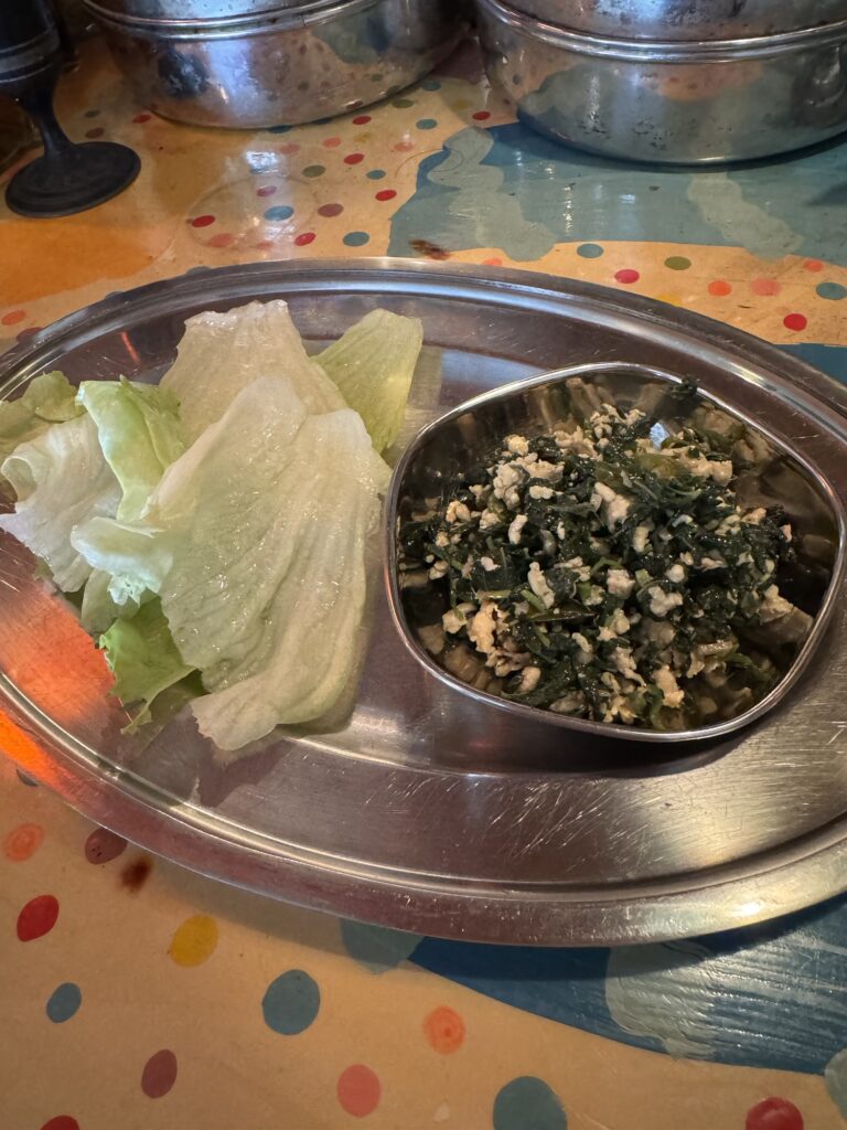 モロヘイヤと鶏胸ひき肉スパイスとろみ炒めのレタス包み